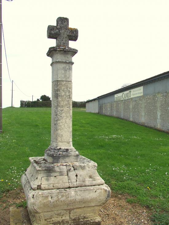 Guillac, une croix de mission au château Canet,