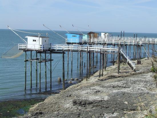 Royan, une série de carrelets de pêche.