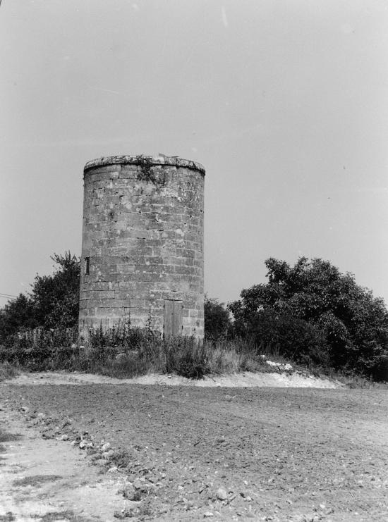 Saint-Emilion, un ancien moulin sur la route de Montagne.