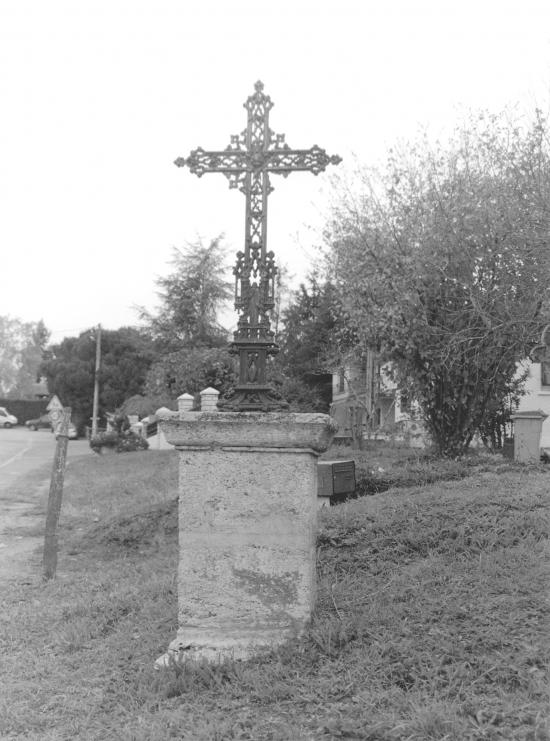 Guitres, une croix sabatière de mission,