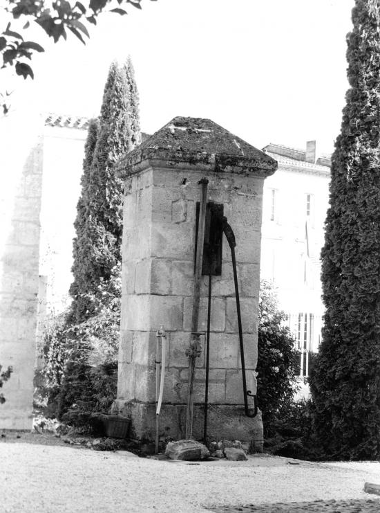 Saint-Emilion, une pompe à eau.