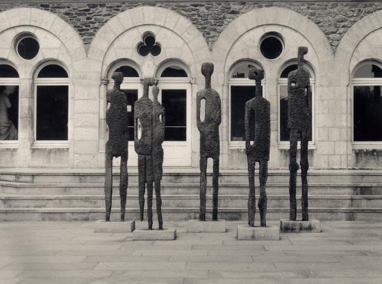 Saint-Nazaire, des statues devant l'Ecole d'Arts plastiques.