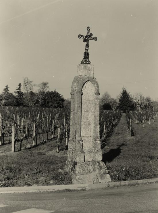 Saint-Etienne-de-Lisse, une croix de mission au lieu-dit Rocher.