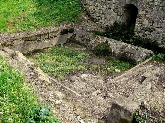 Naujan et Postiac, un lavoir abandonné,