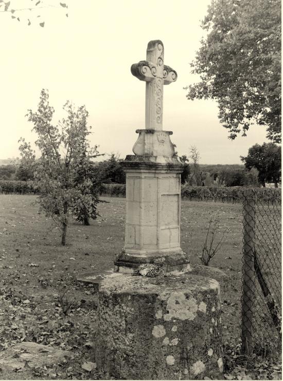 Savignac-de-l'Isle, une croix de mission,