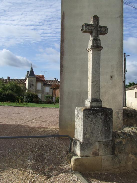 Saint-Quentin-de-Baron, une croix devant la mairie.