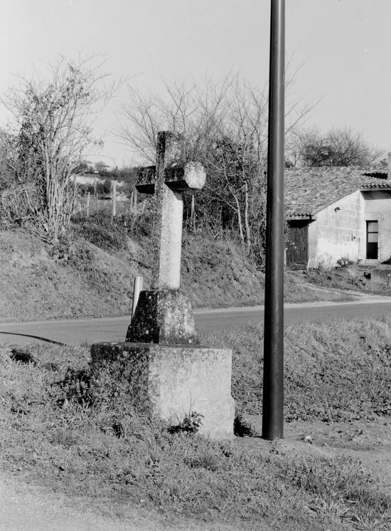 Saint-Hippolyte, une croix de carrefour.