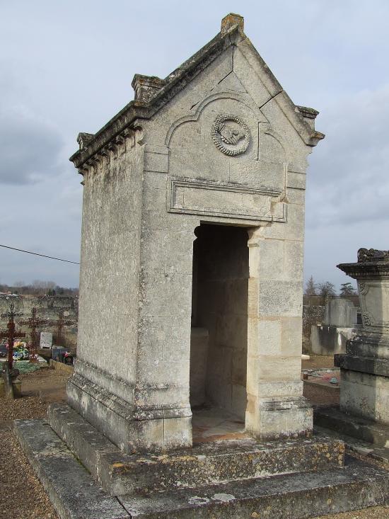 Moulon, une petite chapelle au cimetière.