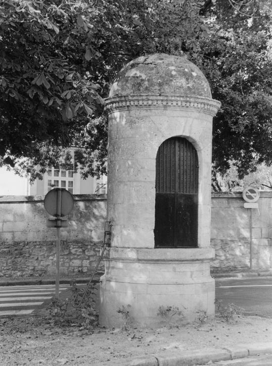 Saint-Christophe-des-Bardes, un puits en dôme, place de la mairie.