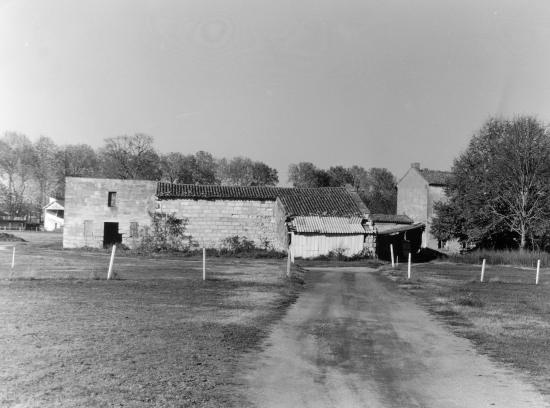 Pomerol, une ensemble de maisons rurales.