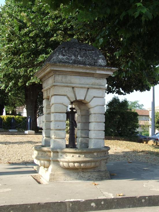 Saint-Quentin-de-Baron, une pompe à eau sur la place.