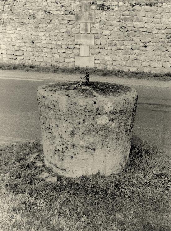 Saint-Etienne-de-Lisse, une meule en pierre.