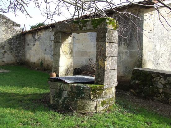 Lugaignac, un puits vers l'église.