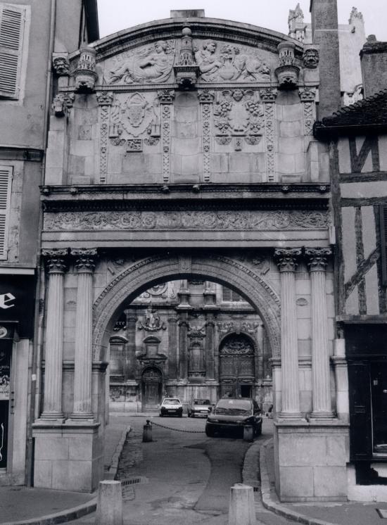 Auxerre, le portail de la cathédrale Saint-Etienne.