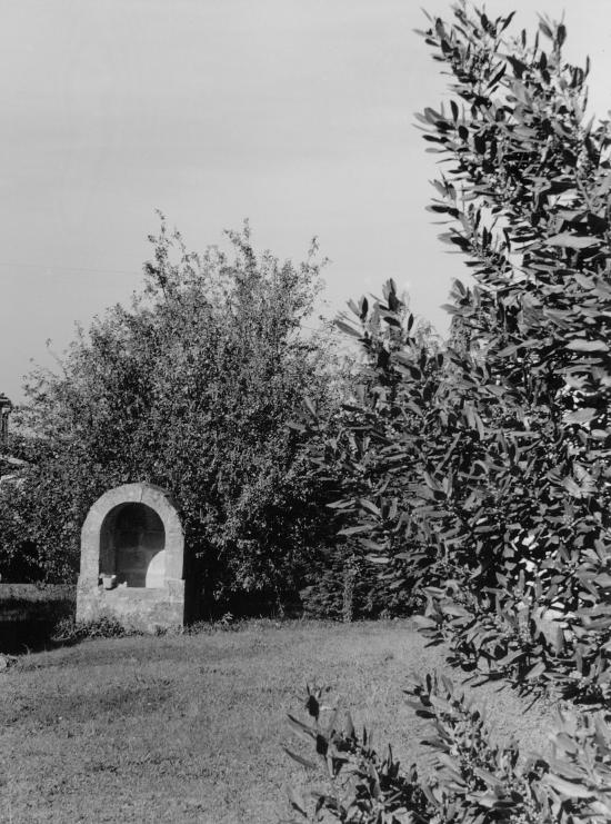 Saint-Christophe-des-Bardes, un puits fermé au lieu-dit Pineuil.