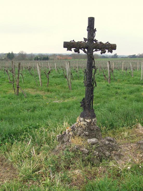 Postiac, une croix en fer décorée,