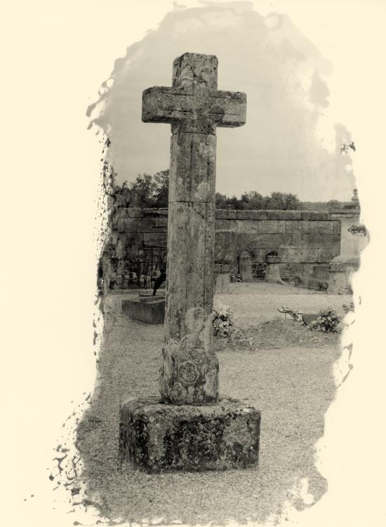 Saint-Martin-du-Bois, la croix du cimetière.