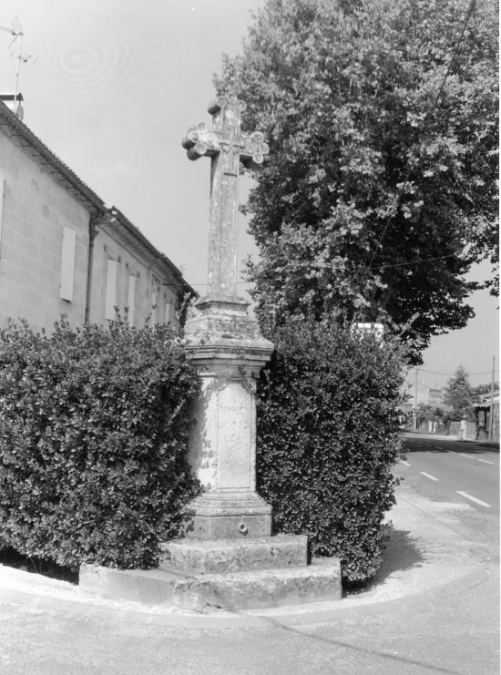 Saint-Denis-de-Pile, une croix de mission, dans le bourg,