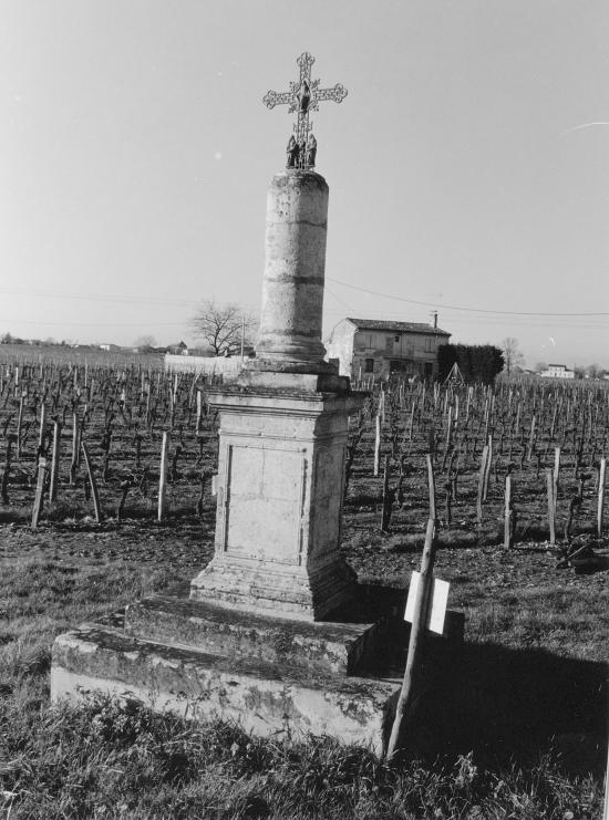 Vignonet, une croix de carrefour.