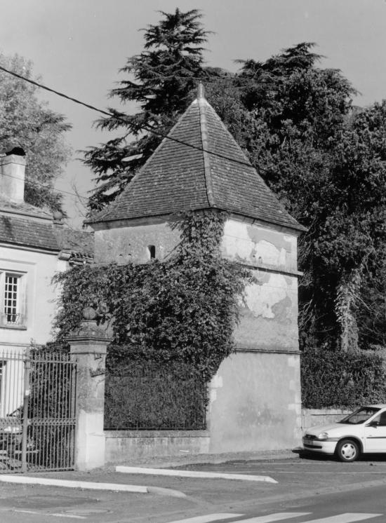 Saint-Germain-du-Puch, un pigeonnier dans le bourg.