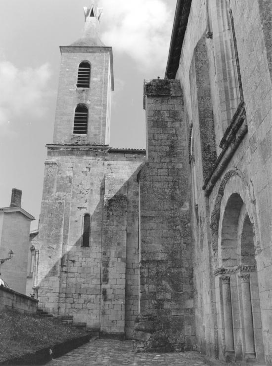 Guitres, l'abbatiale, le clocher,