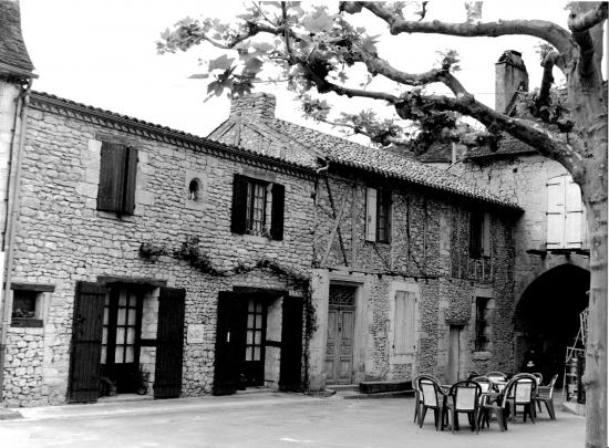 Cadouin, une ancienne maison de pierre.