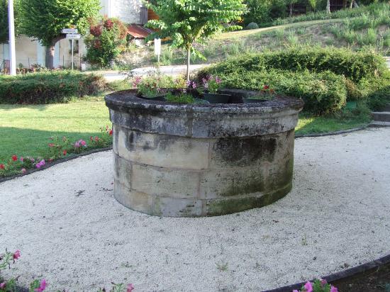 Saint-Quentin-de-Baron, un puits restauré le long du CD936.