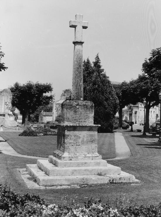 Saint-Emilion, une croix vers l'Abbatiale.