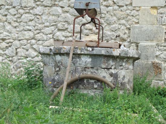 Dardenac, un puits au château Haut-Meyras.