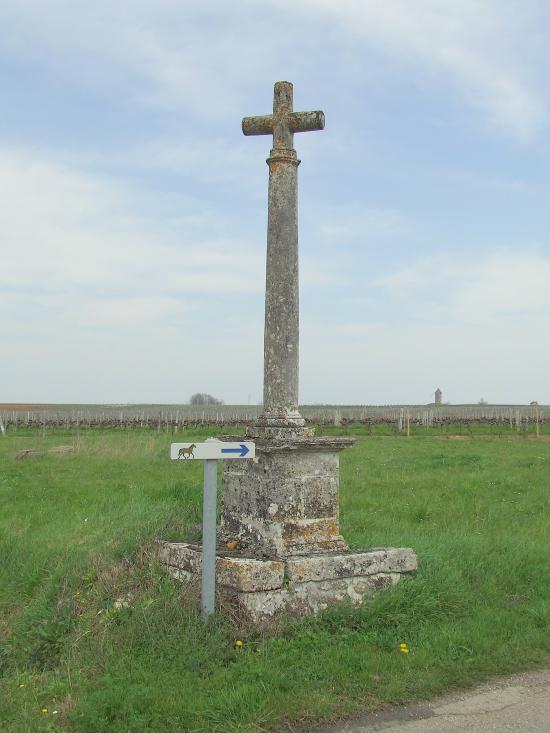 Saint-Aubin-de-Branne, une croix de carrefour,