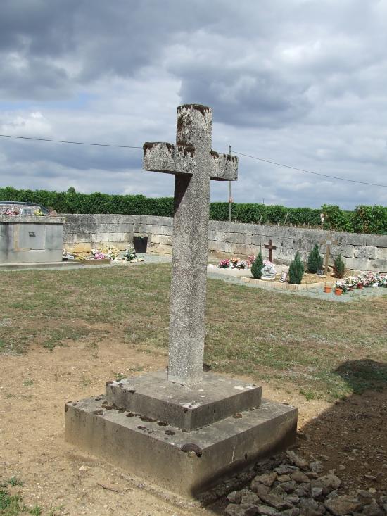 Daignac, une croix devant le tombeau du Général Darmagnac