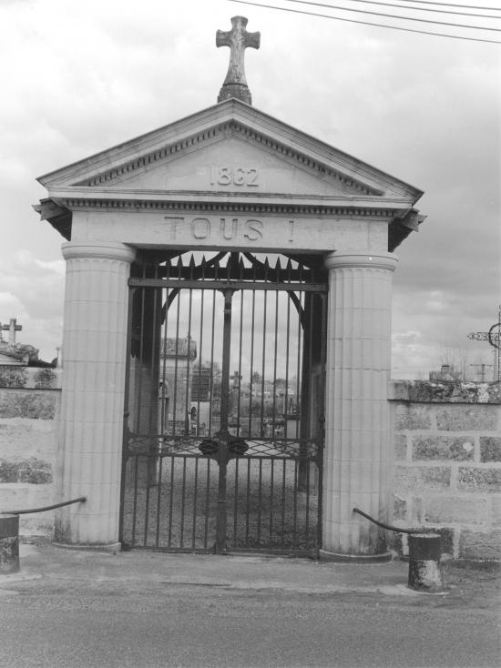 Guitres, le porche du cimetière,