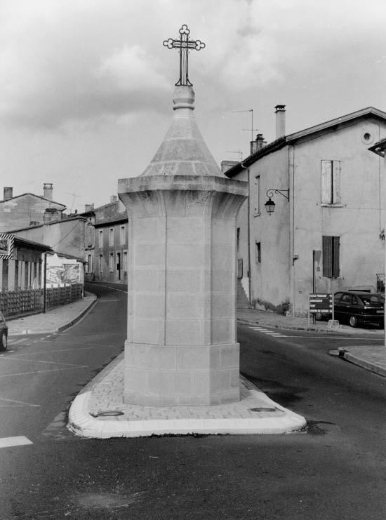 Vayres, une croix de carrefour.