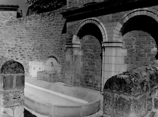 Domme, très beau lavoir et son mur en pierre.