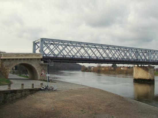 Branne, le pont Eiffel sur la Dordogne