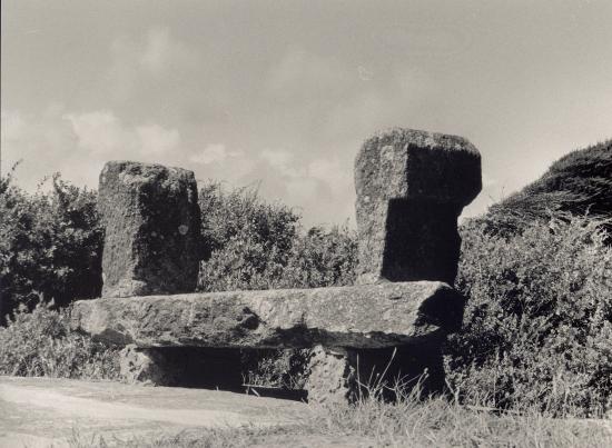 Piriac, un banc en granit le long de la côte.