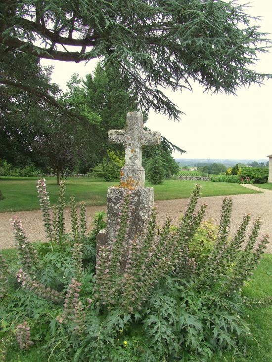 Génissac, le Vieux-Château: une croix à l'entrée.