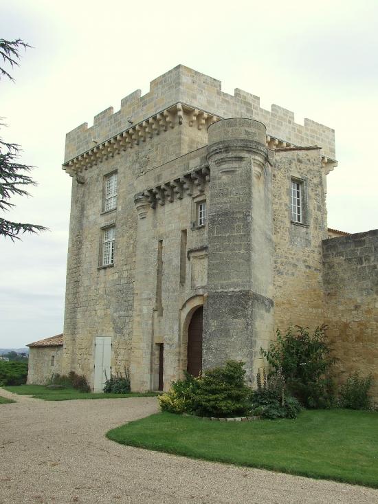 Génissac, le Vieux-Château: l'entrée.