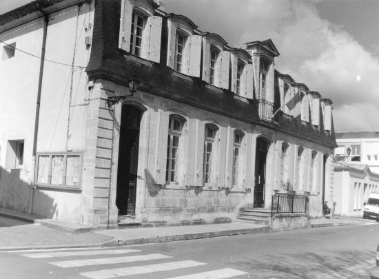 Guitres, la mairie,