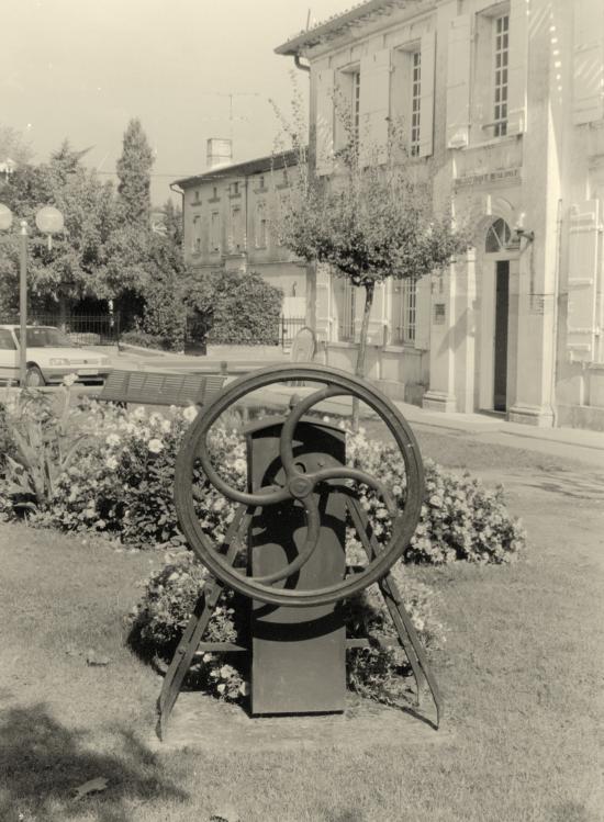 Saint-Denis-de-Pile, une pompe à eau à roue.