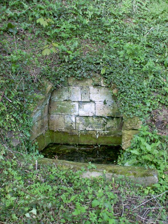 Arveyres, la fontaine de Cugnefesse