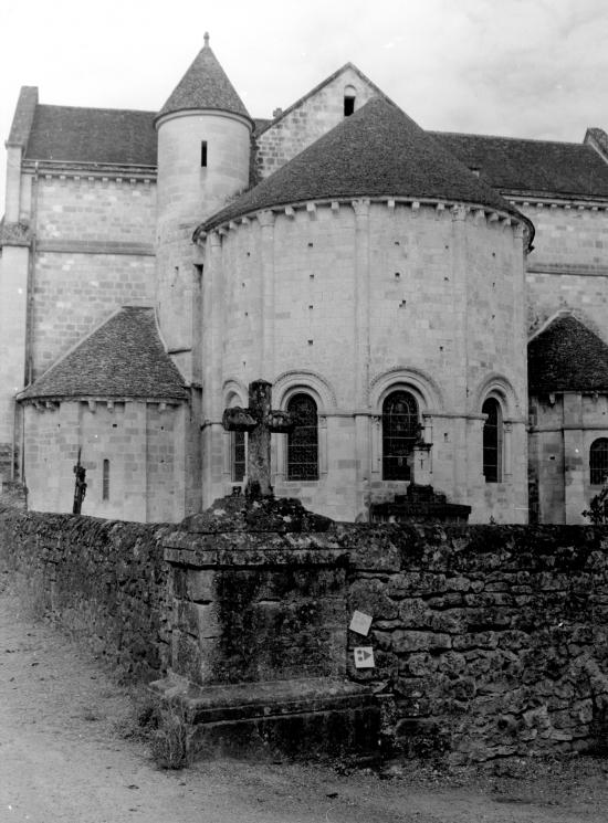 Cénac, l'église et une croix de mission.