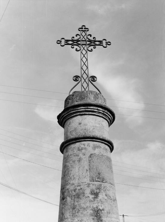 Saint-Sulpice-de-Faleyrens, une croix de mission.