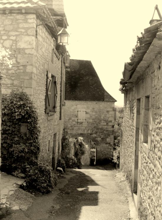 Castelnaud-la-Chapelle, une ruelle.