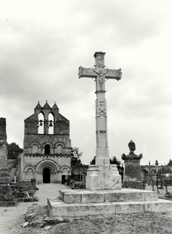La Lande de Pomerol, la magnifique croix du cimetière.