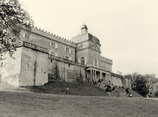 Vayres, la façade du château coté Dordogne.