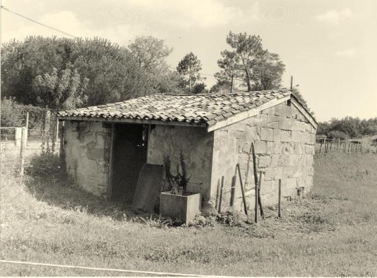 Saint-Denis-de-Pile, une petite maison d'élevage,