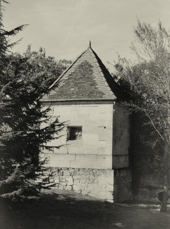 Saint-Christophe-des-Bardes, ancien moulin au château la Pelleterie.