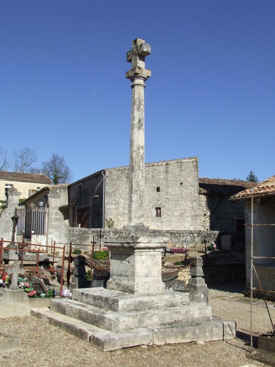 Saint-Aubin-de-Branne, la croix du cimetière.