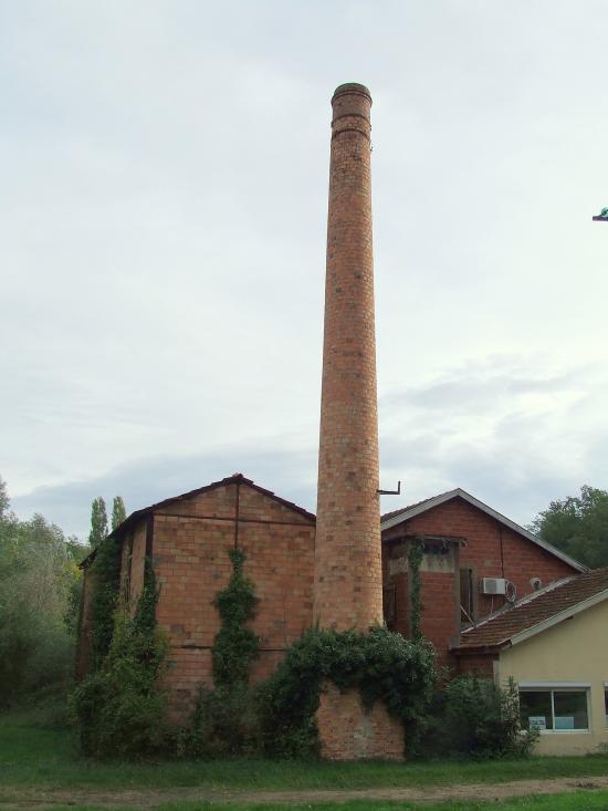 Saint-Germain-du-Puch, la cheminée en briques